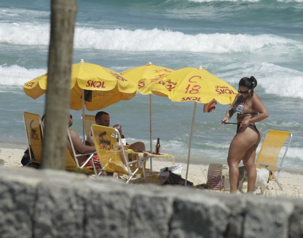 Mulher Melancia vai à praia da Reserva no Rio