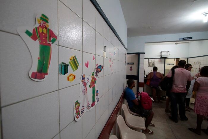 Que exames estão sendo realizados
nas crianças e nas gestantes dos Estados que já notificaram o Ministério da
Saúde?
A partir dos casos identificados
em Pernambuco, o ministério começou as investigações epidemiológicas de campo,
tais como: revisão de prontuários e outros registros de atendimento médico da
gestante e do recém-nascido. Também estão sendo feitas entrevistas com as mães
por meio de questionário. Os casos seguem para investigação laboratorial e
exames de imagem como a tomografia computadorizada de crânio