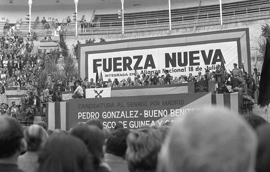 Tribuna presidencial em manifestação do grupo de extrema-direita Fuerza Nueva