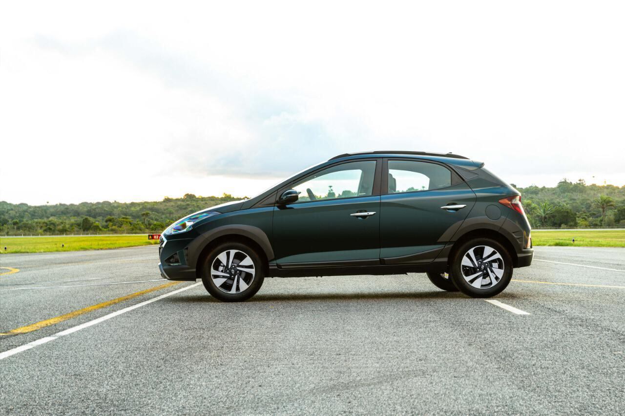 HB20X de perfil onde é possível reparar nas rodas diamantadas e apliques plásticos no exterior