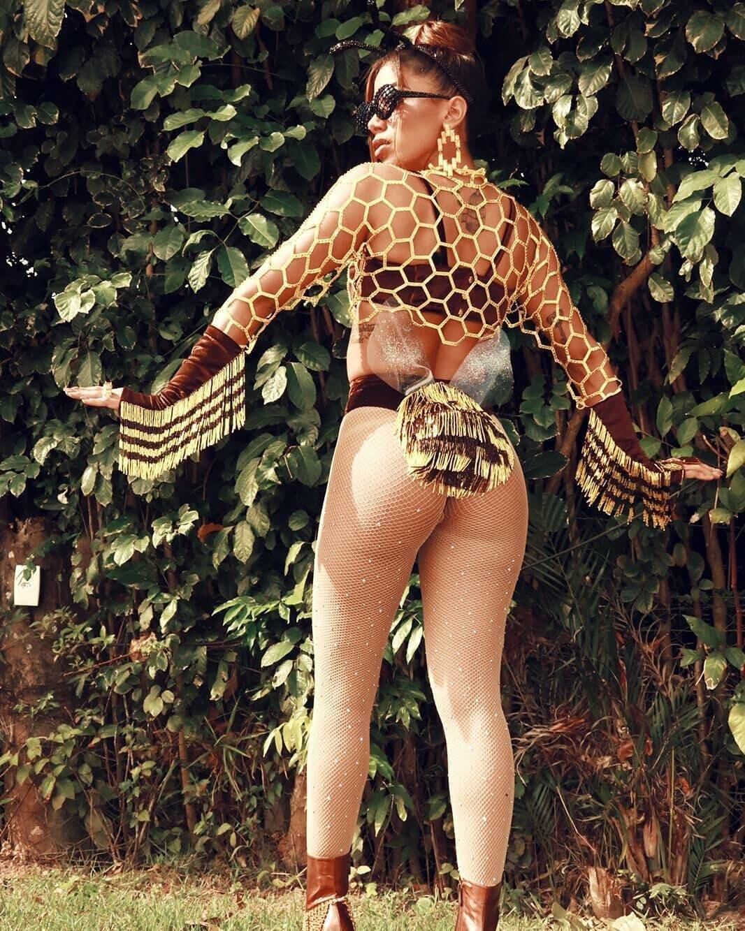 Abelha Rainha? Anitta se inspirou no inseto para criar a fantasia com a qual se apresentou no Carnaval de Salvador e ainda fez um alerta em seu perfil no Instagram. "O uso de agrotóxicos colocam as abelhas em risco de morte e extinção. Elas estão seriamente ameaçadas, e consequentemente nós também estamos", disse no post 