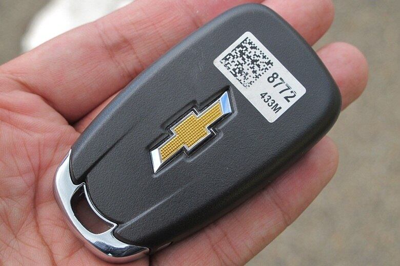 Atrás, a gravata dourada da Chevrolet aparece em destaque no centro da peça