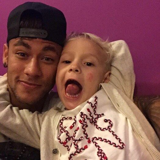 Fora da Copa América por suspensão, Neymar já vai curtindo os primeiros dias de férias ao lado da família. Nesta segunda-feira (22), o jogador deixou a concentração da seleção brasileira no Chile e já foi atrás do filhão, Davi Lucca