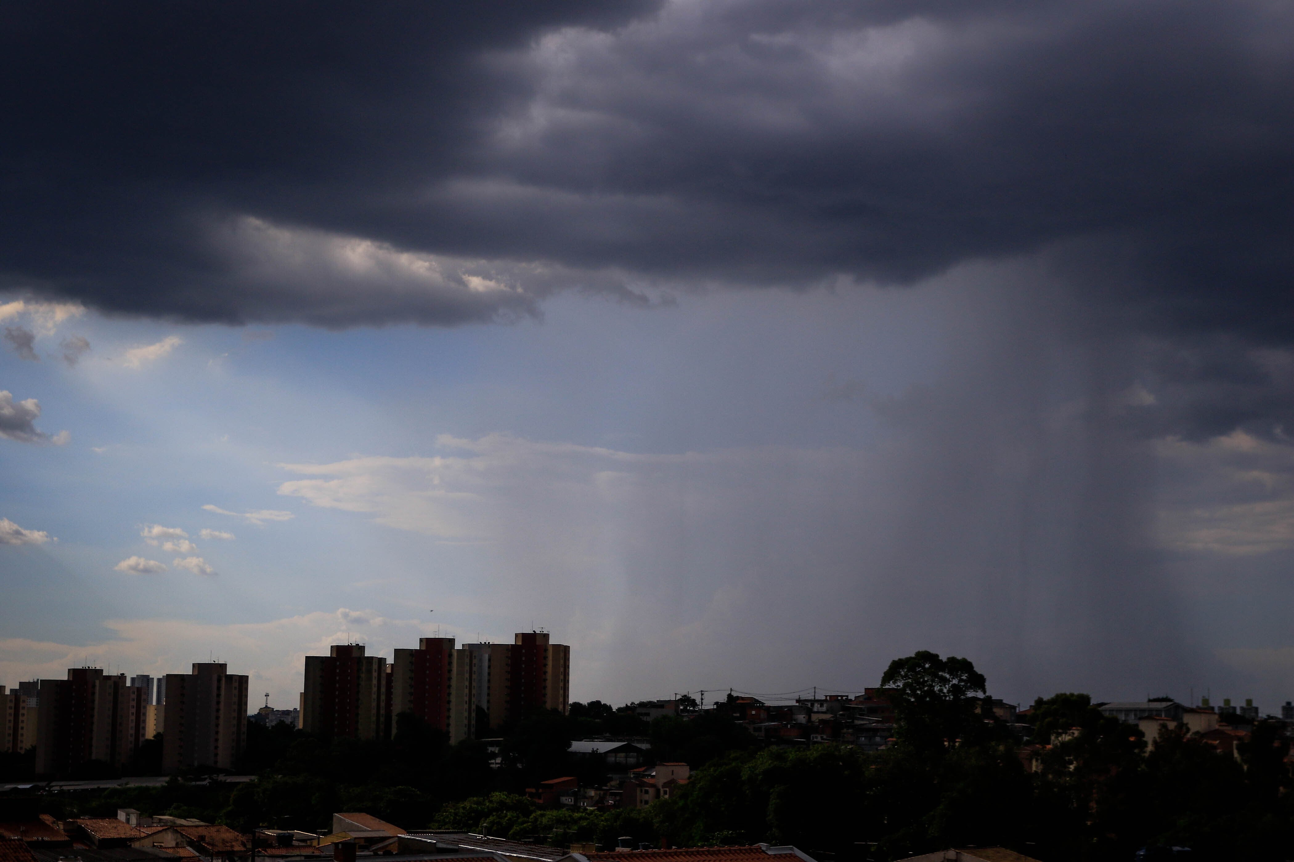 Chuva forte atinge a capital paulista nesta segunda-feira (16)