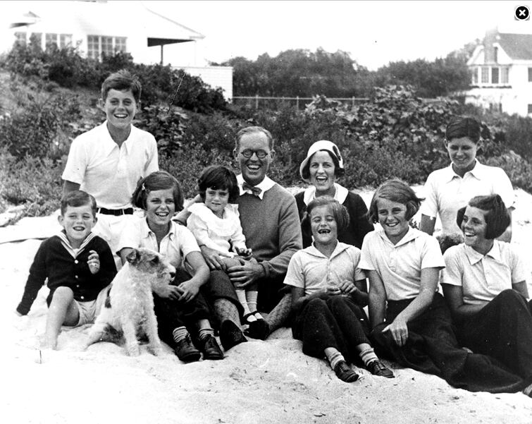 A visibilidade era tanta que ficava uma sensação de que os norte-americanos conheciam profundamente — e se sentiam íntimos — de cada um daqueles membros
Acima, JFK, pai, mãe e irmãos em foto de 1931