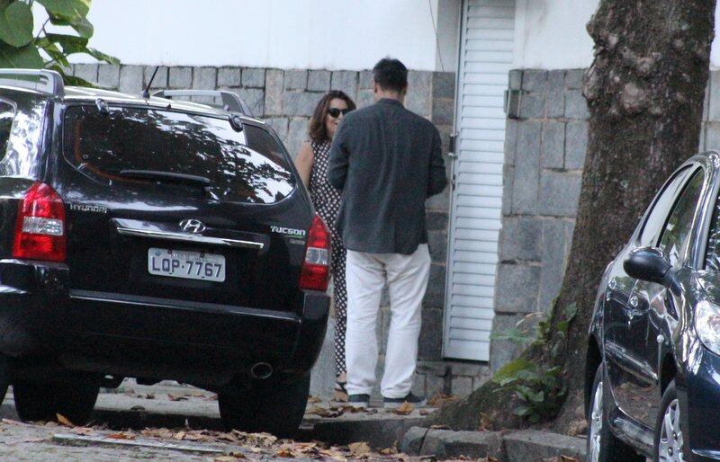 Camila Pitanga completa 38 anos e comemora com amigos famosos no Rio de Janeiro
