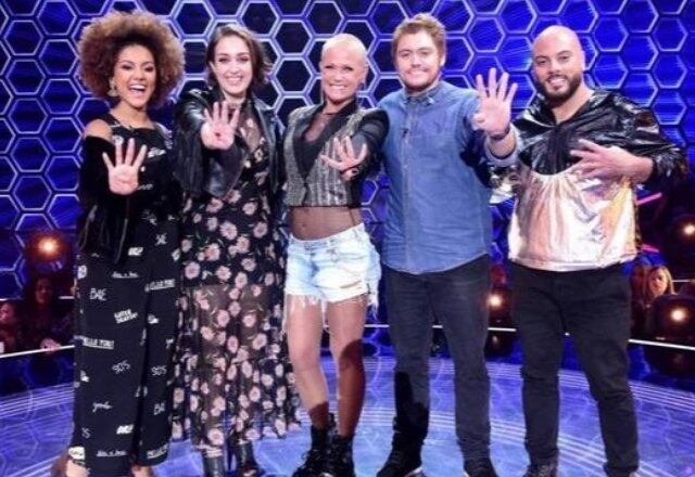 Dica
valiosa

 





Para quem vai enfrentar as batalhas na segunda
edição de The Four Brasil, Ivan Lima finaliza
com um conselho de campeão: “Faça o seu melhor, ouça os profissionais, seja
carinhoso com as pessoas que torcem e respeite aquelas que não torcem por você
na competição. Assim, você planta o bem e colherá o bem”, diz Ivan Lima, que adianta:
“Vou assistir e torcer por todos! Portanto, nada de ‘corpo mole’, quero ver
empenho, suor, carisma, técnica e alegria”.

O The Four Brasil 2 estreia neste domingo (8), a partir das 18h, na tela da Record TV