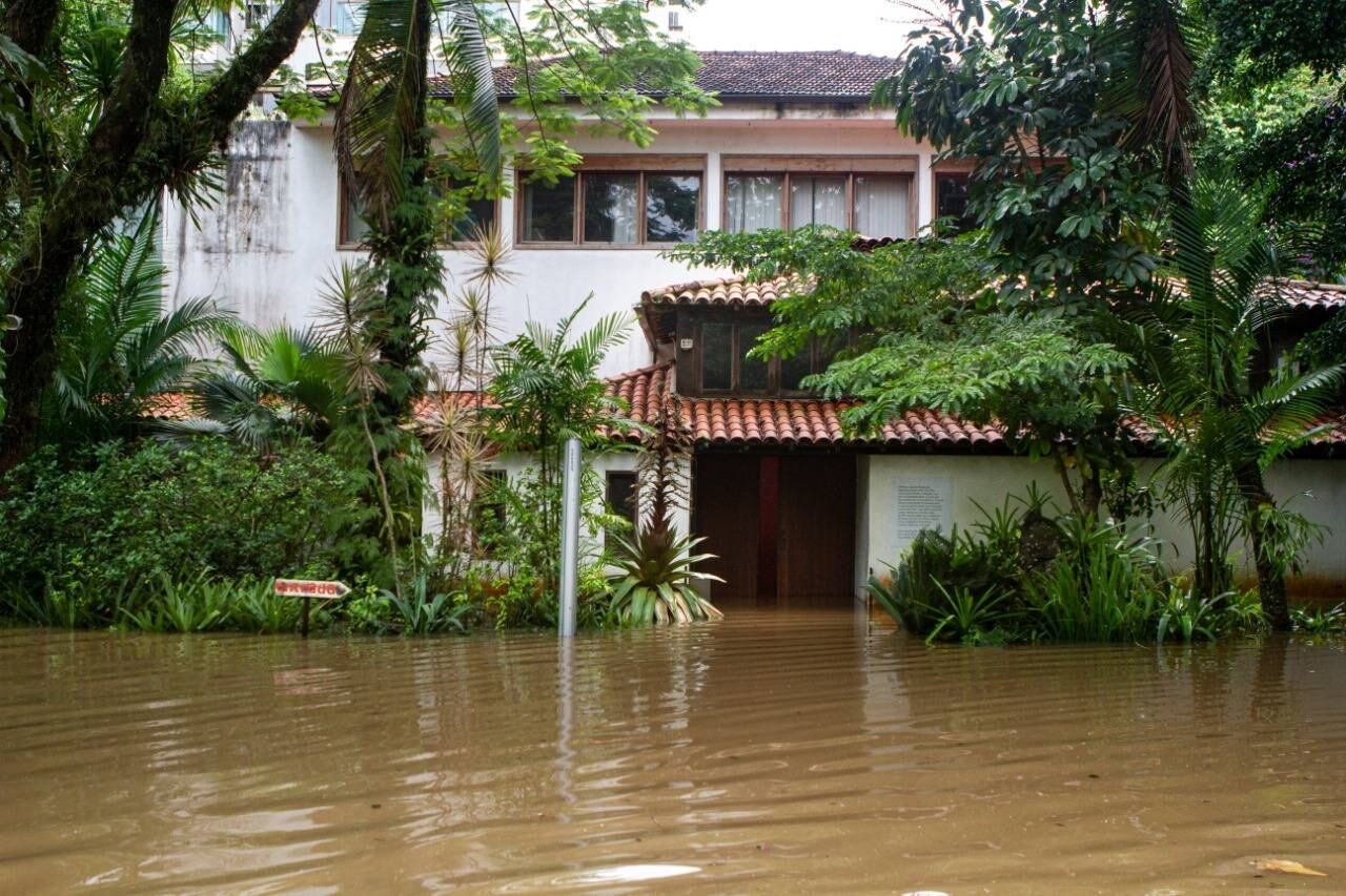 Após chuva forte, Museu Casa do Pontal alaga pela oitava vez