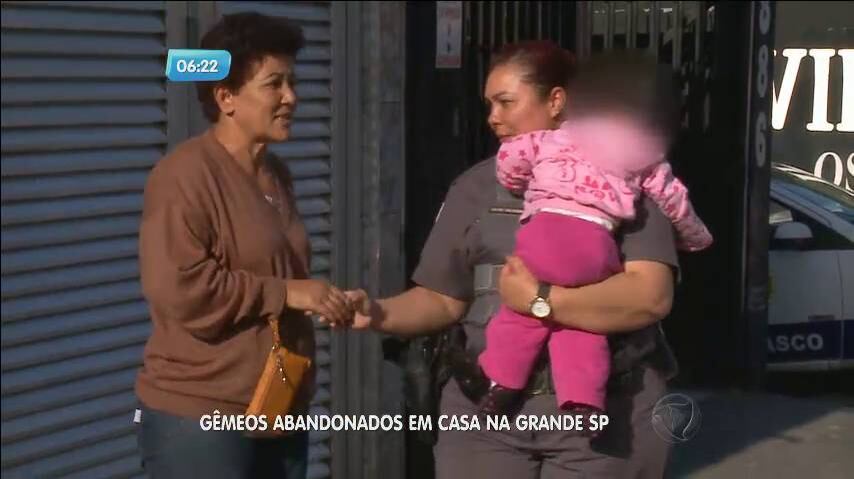 Sensibilizados com o ocorrido, os
policias acabaram pagando tudo que os gêmeos precisavam, como conta a avó das
crianças.

— Eles me ajudaram
bastante. Comprei leite, fralda.  Todo
remédio custou quase R$ 300,00. Eles fizeram uma vaquinha. Eu mesmo não tinha
condições de comprar