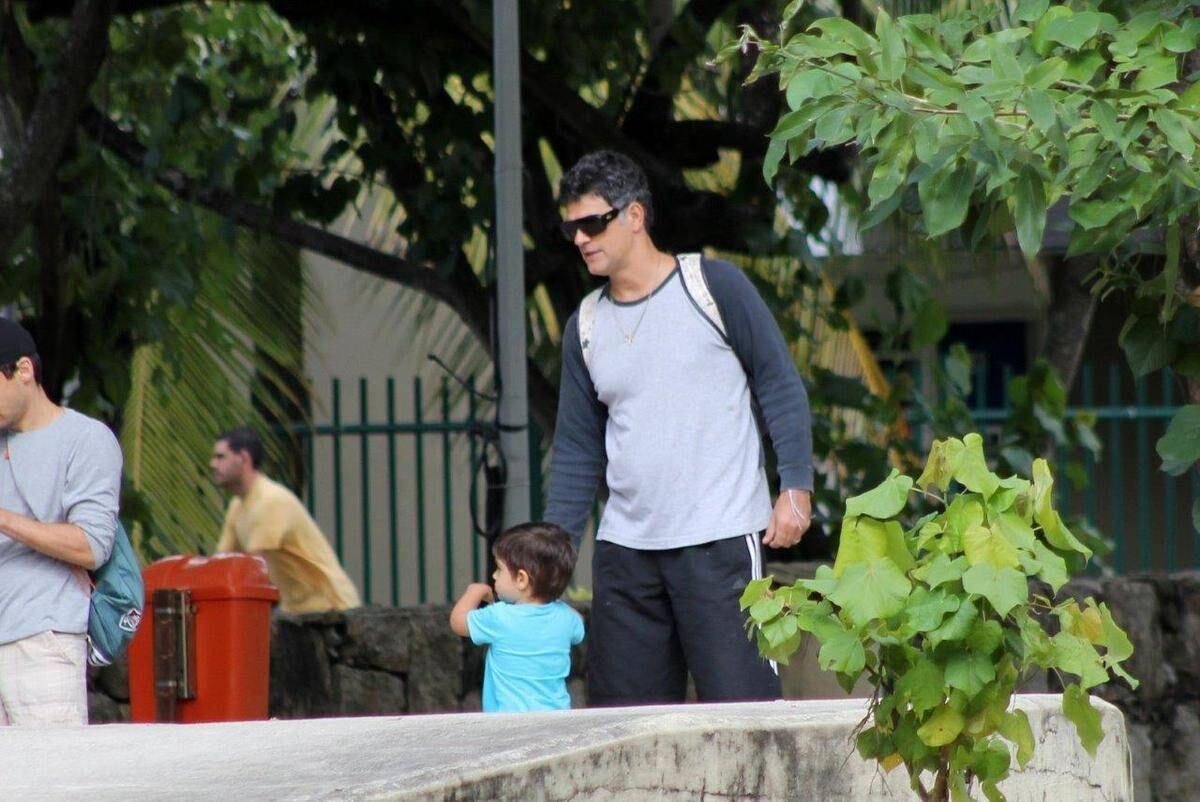 Du Moscovis reservou a manhã deste domingo (20) para passear com a família. Ao lado da mulher, Cynthia Howlett, e dos filhos, o ator esteve na Lagoa Rodrigo de Freitas, no Rio de Janeiro
