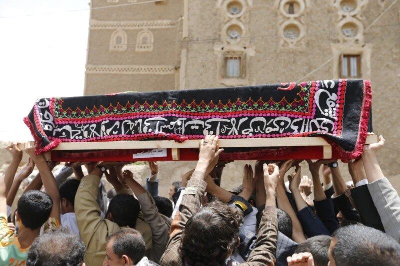 
Caixão de soldado morto por militantes da Al
Qaeda no Iêmen é carregado durante seu enterro em Saná, capital do país