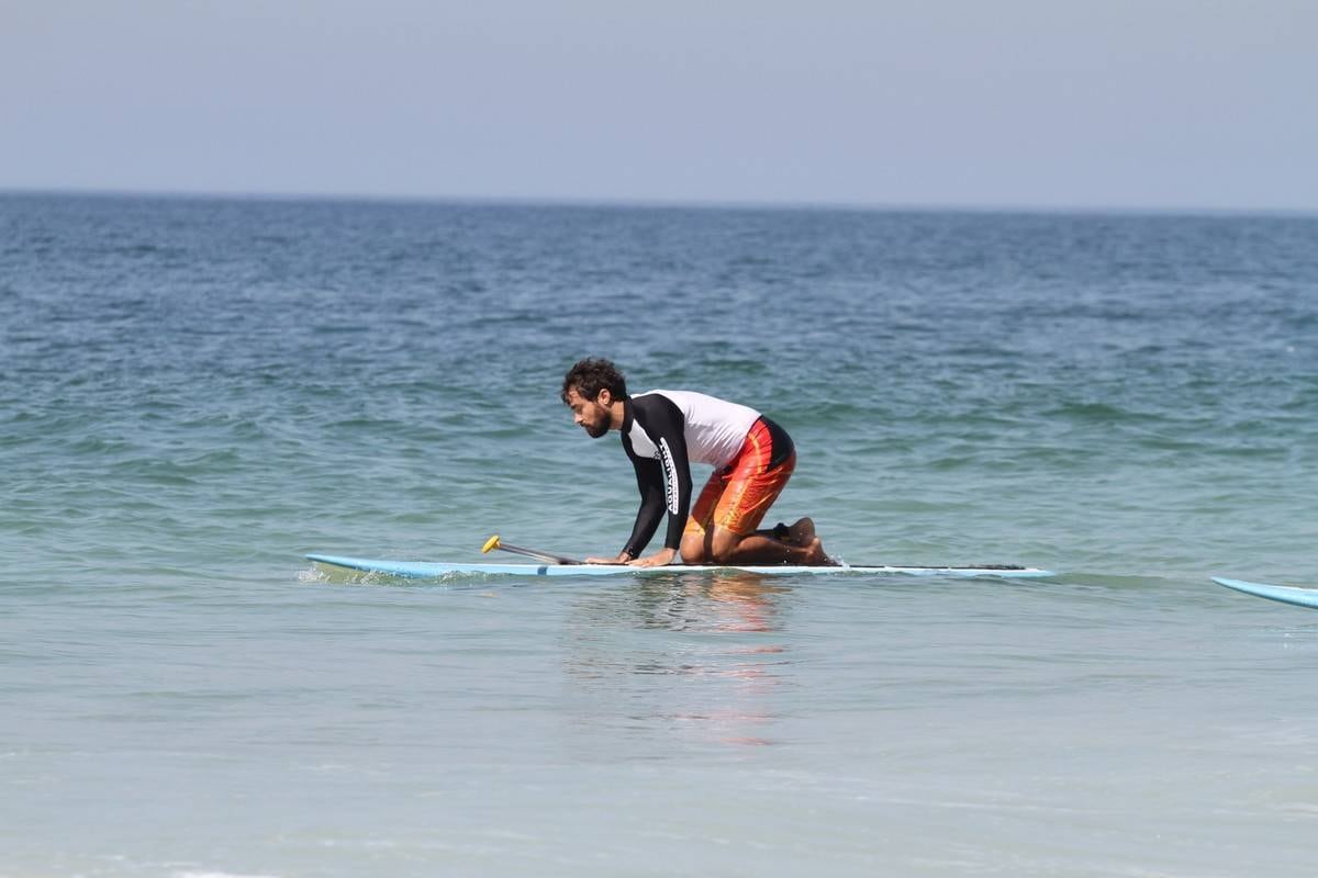 Bruno Gagliasso e Ricardo Pereira praticam stand up paddle na praia da Barra da Tijuca, no Rio
