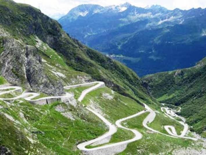 Passo dello Stelvio (Itália) - Com seu visual dos alpes italianos, esta estrada de 2,7 quilômetros não é a mais assustadora da nossa lista. Contudo, as curvas sinuosas e descidas íngremes tornam o percurso bastante perigoso