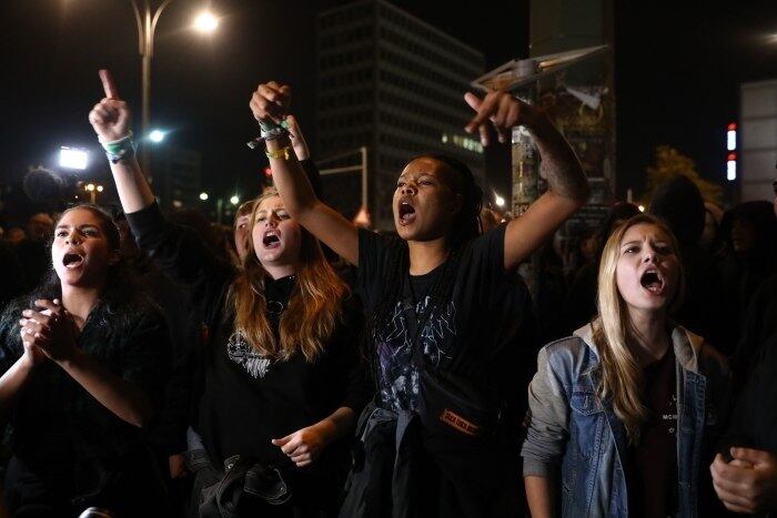 De acordo com analistas, a rejeição dos eleitores a Merkel foi causada pela política imigratória da chanceler, que concordou em abrir as portas da Alemanha - país de liderança da União Europeia (UE) - para mais de 900 mil refugiados