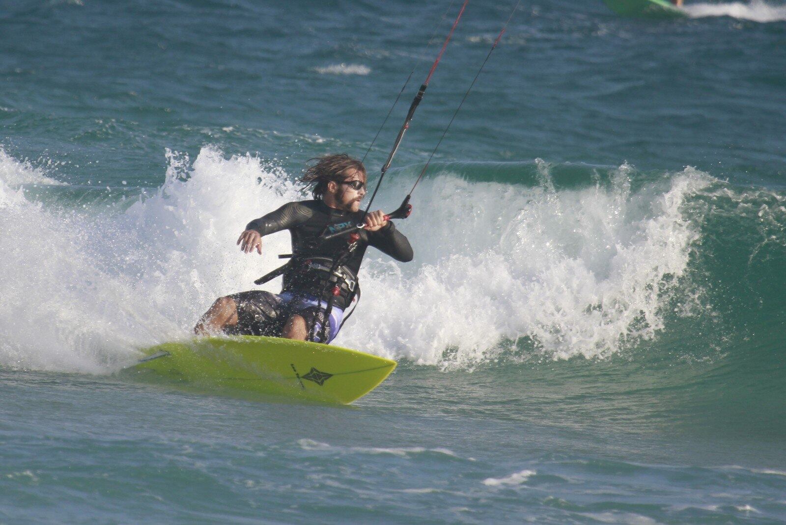  Cláudio Heinrich pratica manobras incríveis de  kitesurf em praia do Rio de Janeiro