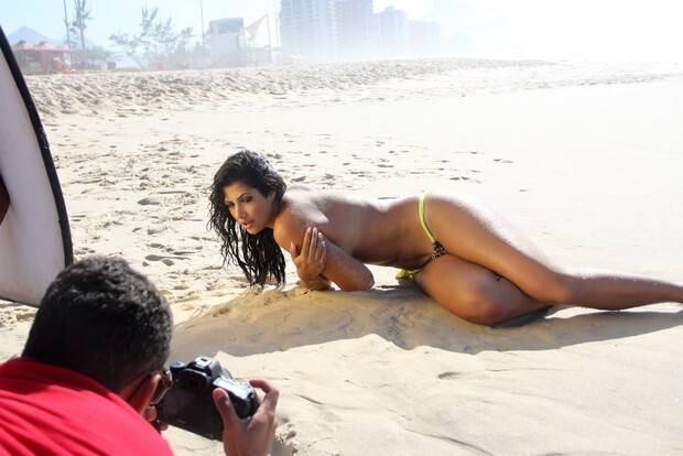 Antes de aparecer nua para uma famosa revista masculina, Mari Silvestre sensualizou em um ensaio na praia da Barra da Tijuca, no Rio de Janeiro
Quem você quer que continue na Fazenda?
