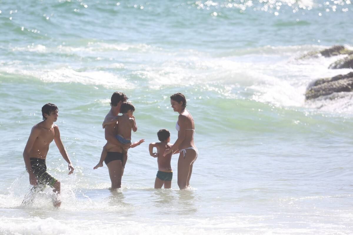 Sophie Charlotte e Daniel de Oliveira se divertem em praia com a família