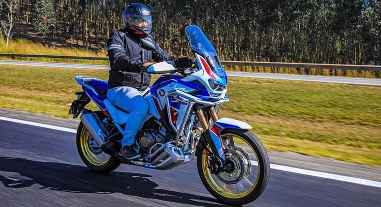 Altura do banco em relação ao solo pode ser regulada entre 850 e 870 mm