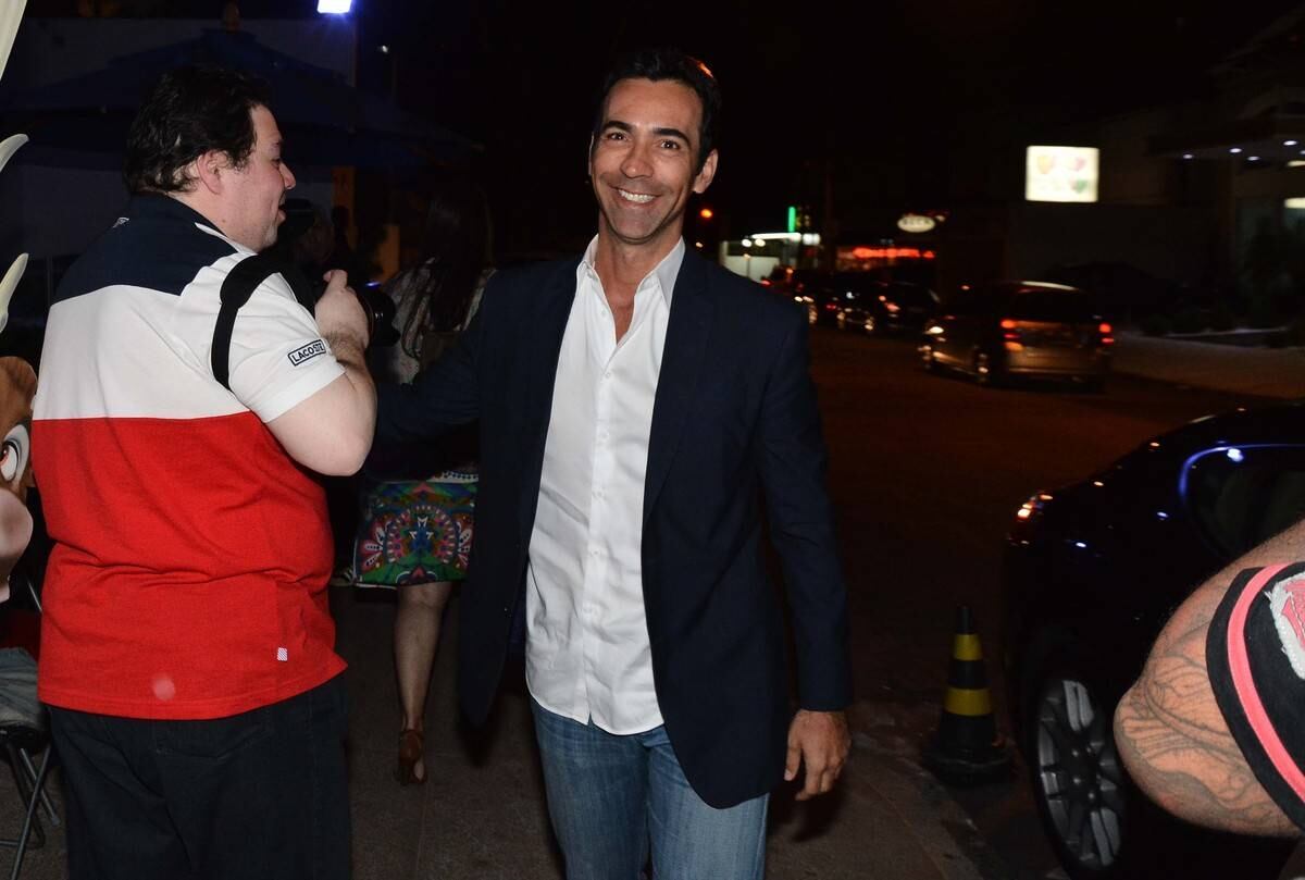 César Tralli chegou todo sorridente