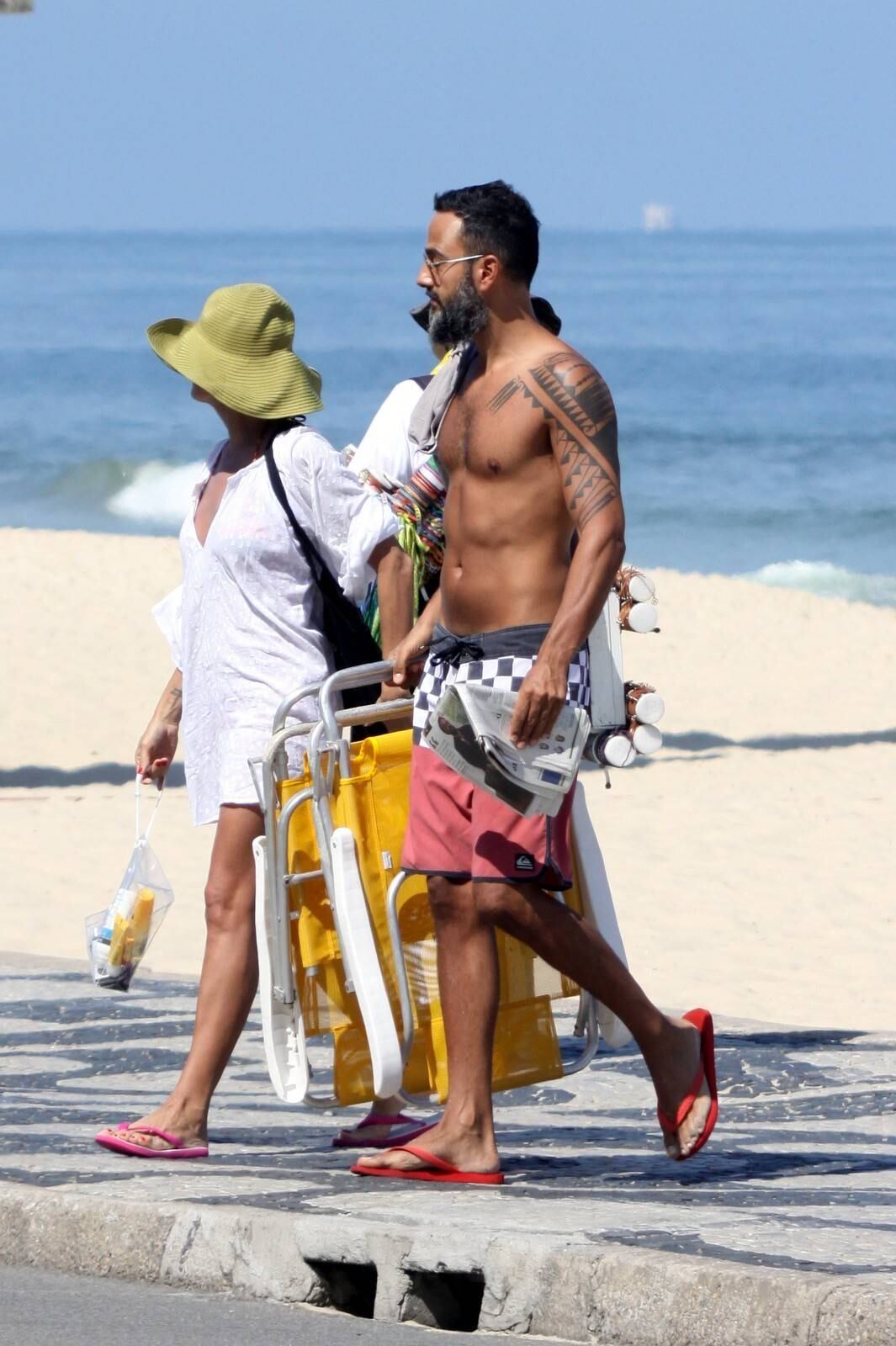 Carolina Ferraz tomou sol com o namorado