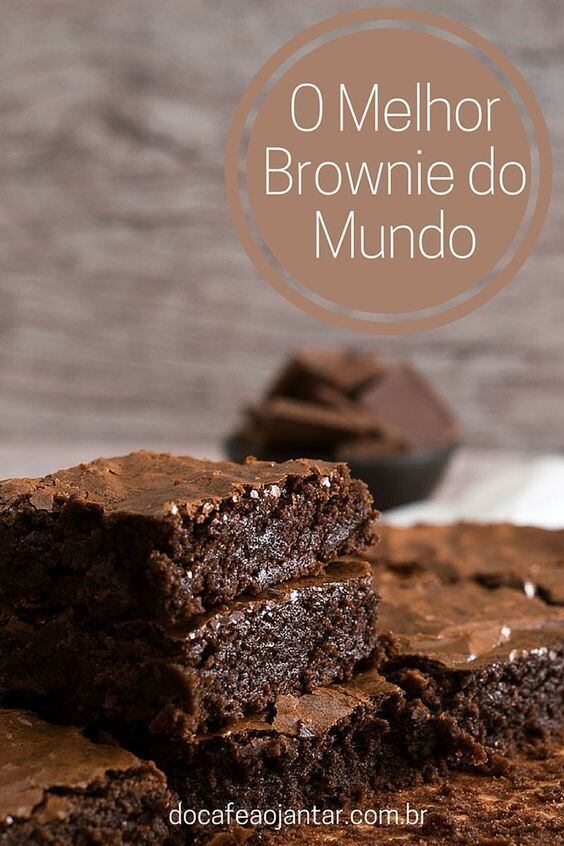Sobremesa: Brownie

Ingredientes

• 100 g (1/2 tablete - 8 colheres de sopa) de manteiga sem sal
• 180 gr de chocolate meio amargo
• 1 xícara de açúcar (para brownies menos doces, utilizar ¾ de xícara ou até mesmo ½ xícara)
• 1/2 xícara de açúcar mascavo
• 3 ovos
• 1 colher (chá) de extrato de baunilha
• 1/2 colher (chá) de sal
• 2 colheres (sopa) de cacau em pó
• 3/4 de xícara de farinha de trigo

Modo de preparo

Preaqueça o forno a 180ºC; forre uma forma (de aproximadamente 20x30cm) com papel manteiga; derreta a manteiga e o chocolate (nós utilizamos o forno de microondas, devagar, colocando 30 segundos por vez, mexendo e vendo como está ficando); adicione os açúcares e misture bem; coloque os ovos, um por vez; adicione a baunilha; acrescente o sal e o cacau em pó; adicione a farinha e misture bem; coloque a massa uniformemente na forma e asse em torno de 30 minutos; se você espetar um palito na massa, ele não deve sair completamente limpo
