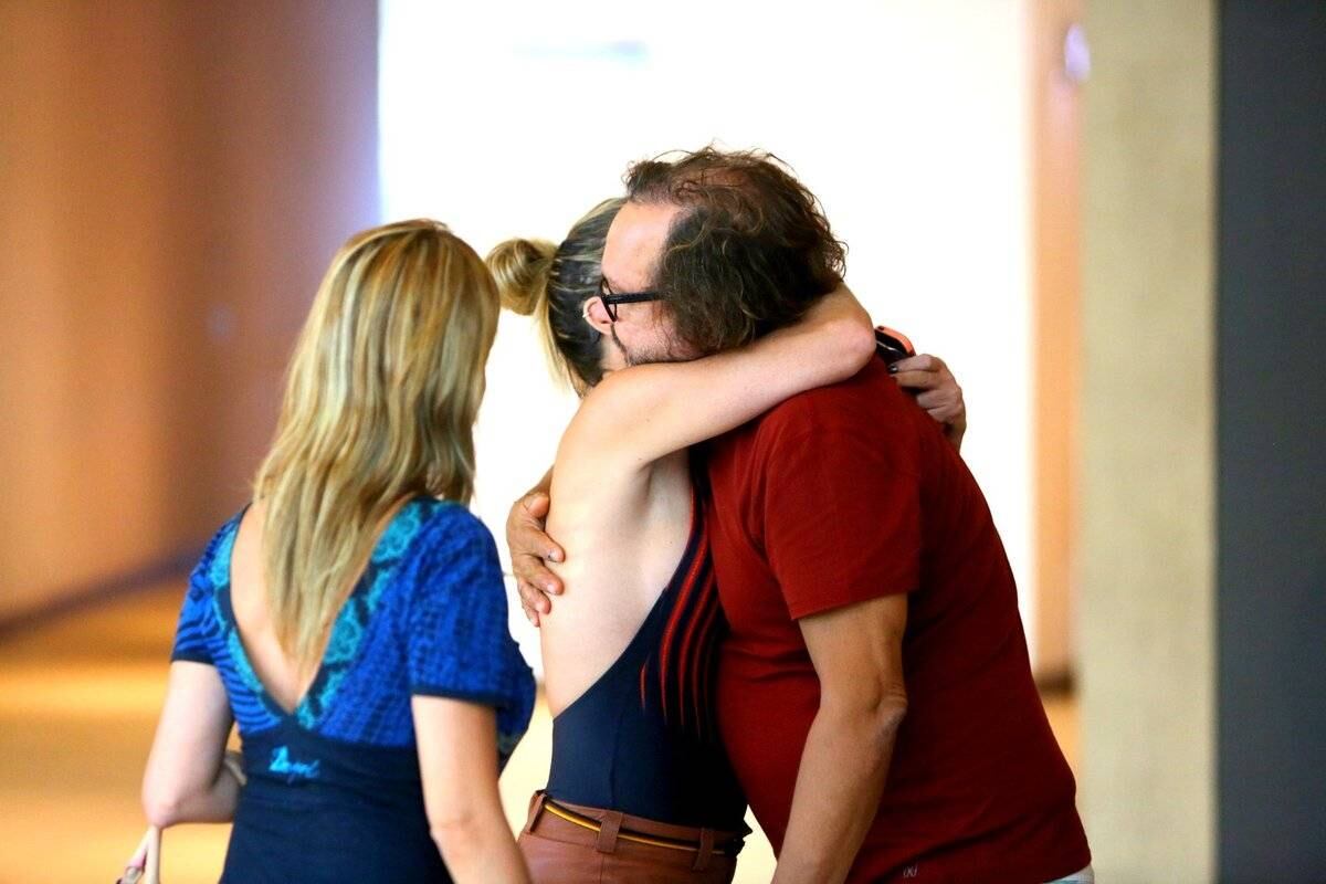 De shortinho, Danielle Winits almoça com Wolf Maya em shopping do Rio