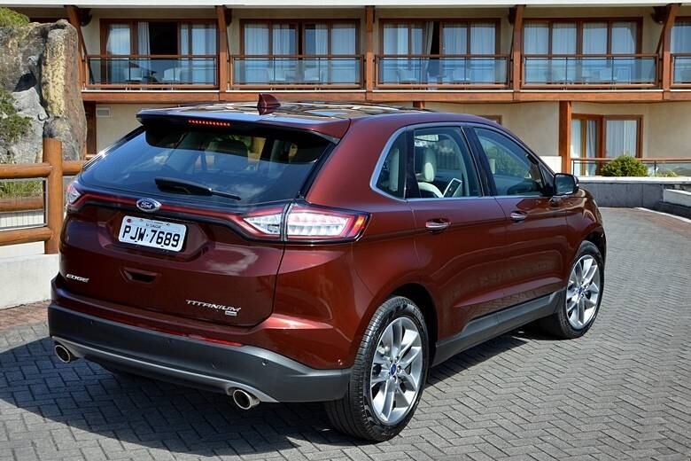 A versão Titanium desembarca praticamente sem opcionais. Apenas o teto solar panorâmico e o sistema de DVD, que incluí telas nos apoios de cabeça dos bancos dianteiros, serão vendidos à parte por R$ 5.000 cada. Todo o restante é de série, com destaque para alguns itens inéditos, como os cintos de seguranças infláveis no banco traseiro