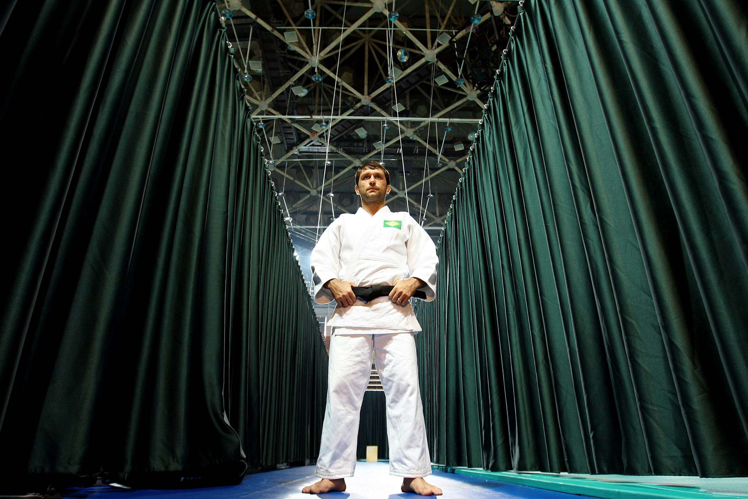 Duas vezes campeão mundial de judô, João Derly possui pouco mais de 1,60 m de altura, mas seus resultados mostram que podia encarar qualquer um. Ou melhor, quase qualquer um. Aposentado dos tatames desde junho de 2012, o lutador fica todo "bobo" quando se trata de sua filha, a pequena Isabela 