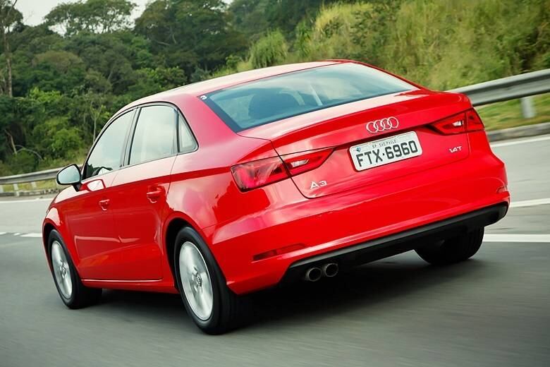 O A3 sedan chega às lojas com o apelo de ser o sedã de luxo mais barato do Brasil. Vendido a partir de R$ 94.800, o modelo alemão usa o pequeno, porém eficiente motor 1.4 turbo (122 cv) combinado ao câmbio automatizado Stronic de dupla embreagem e sete marchas. Segundo a Audi, a aceleração de 0 a 100 km/h leva 9,4 segundos. LEIA MAIS