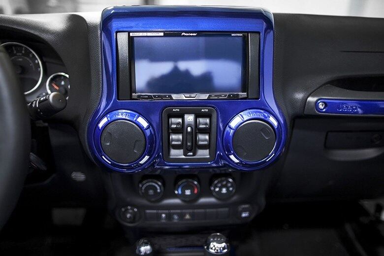 O painel, recebeu um sistema multimídia compatível com Apple CarPlay, além de alto-falantes da Alpine