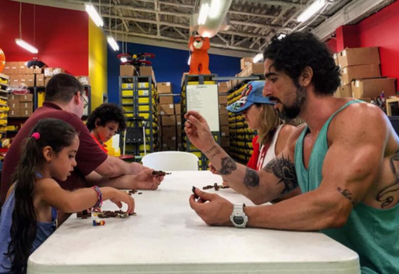 Todo paciente, Mion brincou de Lego com Donatella
+ Assista às íntegras dos programas no R7.com/Play!
+ Mionzinho invade casa de Amin Khader e “rouba” tudo o que vê pela frente
+ “Vejo um declínio no futebol brasileiro”, afirma ex-jogadora Milene Domingues
+ Lá vem! Dupla Cacio e Marcos aponta o que gosta e o que não gosta no outro