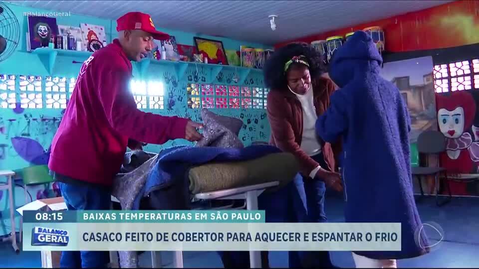 Projeto solidário transforma cobertores em sobretudo para moradores de rua em São Paulo