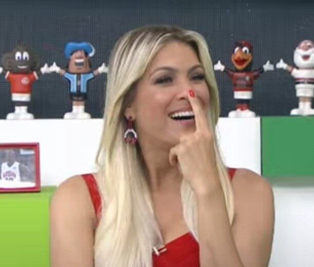 Uma curiosidade é que duas brasileiras famosas participaram do Miss Universo: a atriz Vera Fischer, em 1969, e a apresentadora Renata Fan, na edição de 1999. Ela alcançou a semifinal, enquanto Vera terminou na fase anterior.