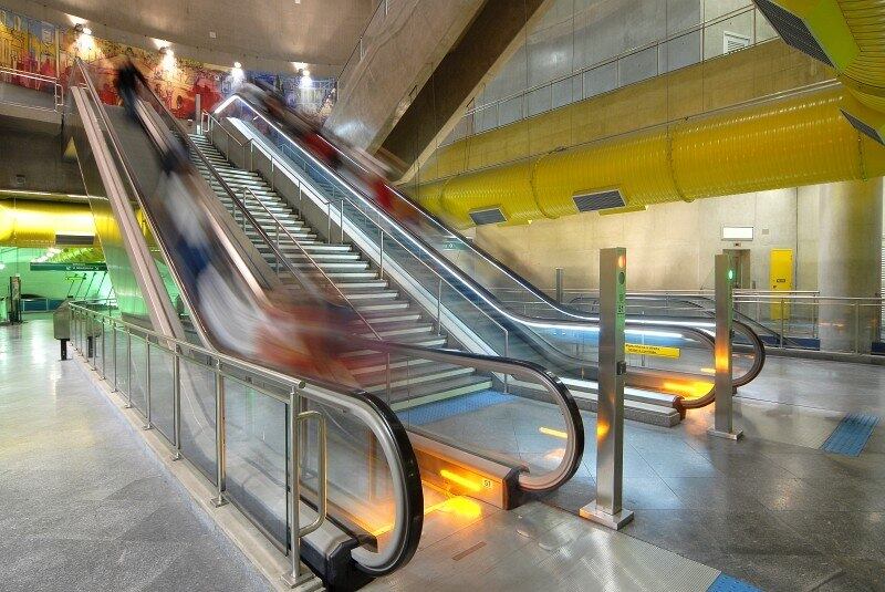 No país, a maior escada rolante está justamente no Metrô de São Paulo, na estação República, com 12 metros de altura e quase 32 metros de comprimento