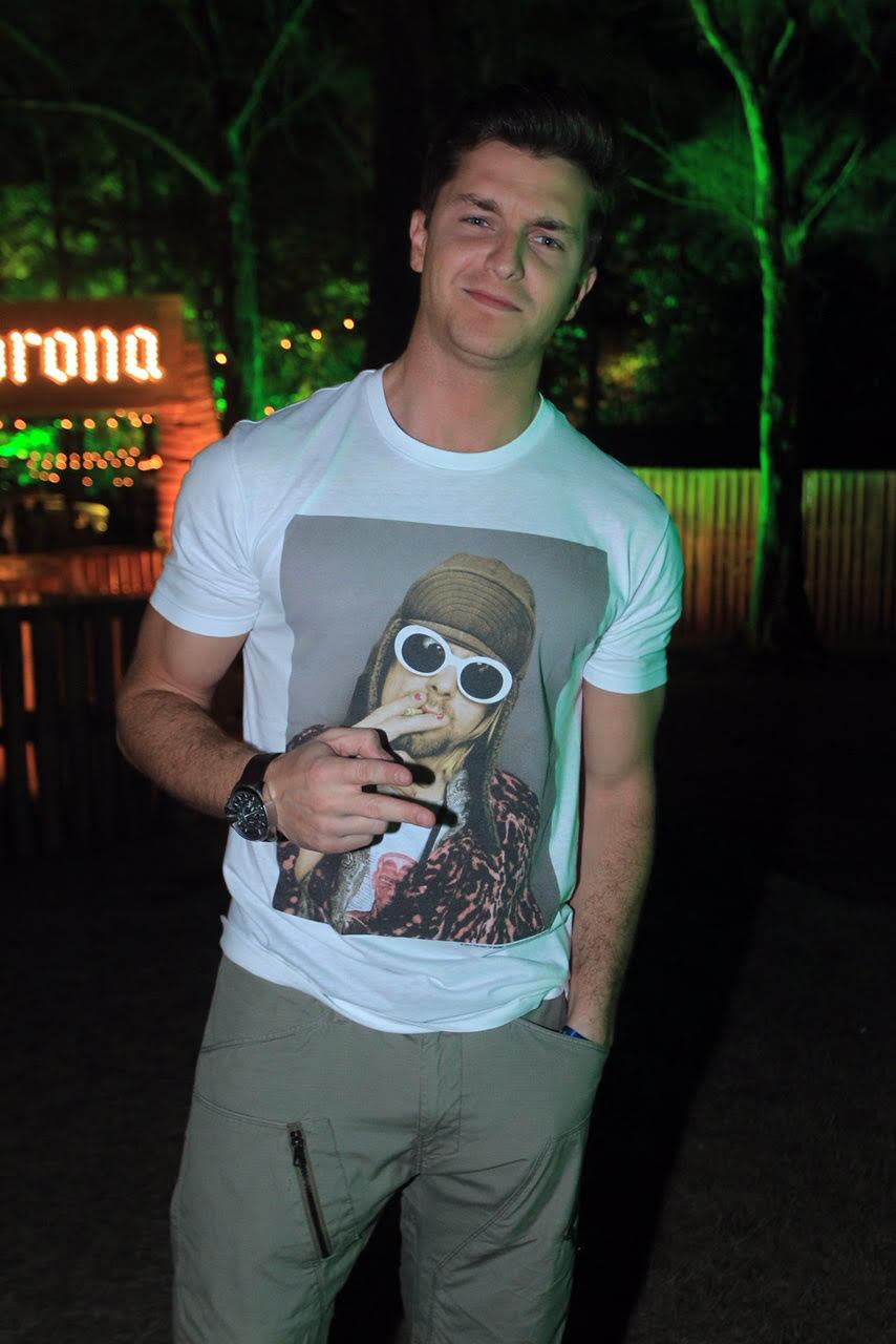 Klebber Toledo optou por uma camiseta com estampa de Kurt Cobain, líder do Nirvana

Bruno Gissoni se irrita ao ver ex-namorada beijando outro ator, diz jornal
