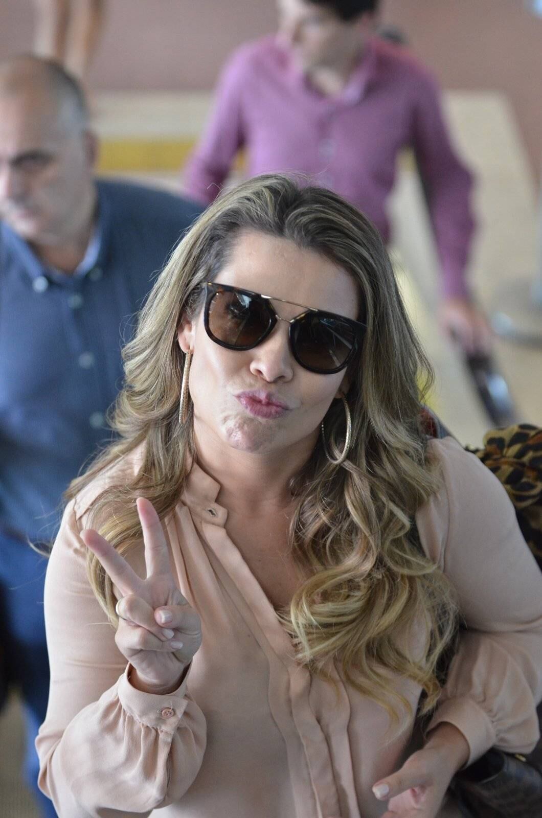 Fernanda ainda mandou beijo enquanto subia na escada rolante