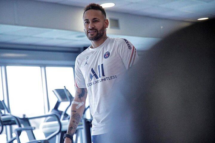Atualmente, ele está lesionado no tornozelo esquerdo e deve voltar a jogar entre o final de fevereiro e o início de março.