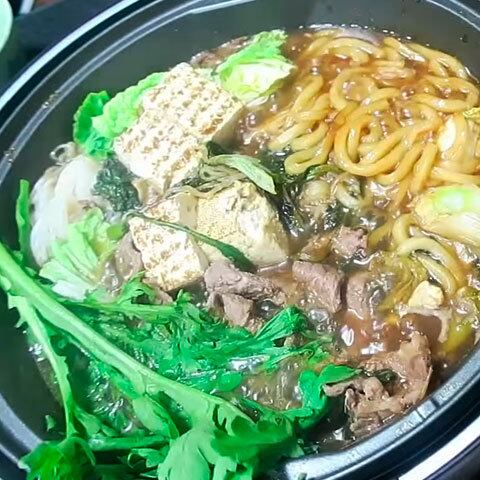 Sukiyaki: irmão do famoso Yakisoba, o Sukiyaki, porém, possui um caldo mais espesso, o qual é preparado e incrementado à mesa enquanto os ingredientes que o compõem são cozidos. Típico do Japão, pode levar carnes (bovina e/ou suína) fatiadas, verduras, udon (macarrão japonês), e cogumelos (shiitake e shimeji) etc.
