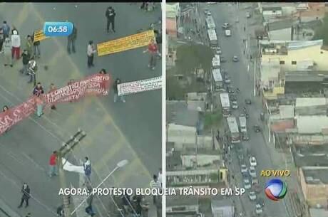 Bloqueio da via também impede passagem de ônibus na região