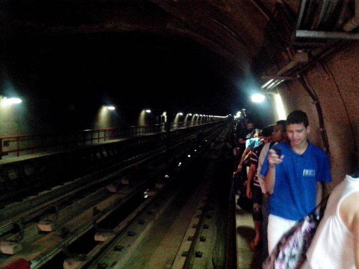 Uma chuva provocou falta de energia e interrupção de 100% da operação do metrô no DF, em junho do ano passado. Passageiros tiveram que deixar os vagões andando por dentro do túnel na Asa Sul. Eles caminharam pelo túnel até a estação da 108 Sul. Saiba mais sobre o caso





