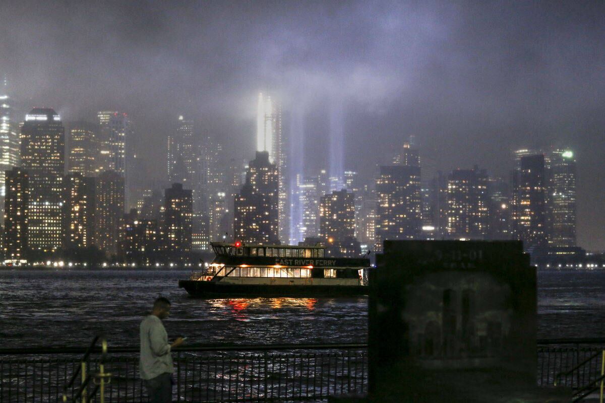 A cerimônia em Nova York irá seguir um molde já utilizado. Os nomes dos mortos serão lidos em voz alta no local onde as torres gêmeas do World Trade Center foram derrubadas por dois aviões naquela manhã de 2001 

