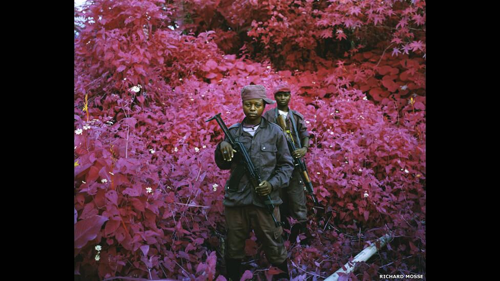 Ela capta imagens em tons vívidos de lavanda, vermelho e rosa,
acrescentando um estranho efeito "psicodélico" às imagens de guerra