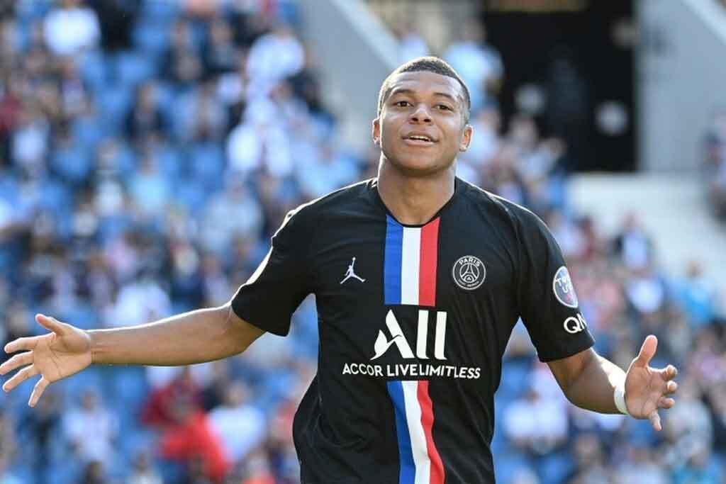 A temporada de Kylian Mbappé terminou de forma muito negativa após o jogador perder o pênalti que eliminou a seleção francesa na Eurocopa. O atacante também não conquistou a Champions League e o Campeonato Francês pelo Paris Saint-Germain