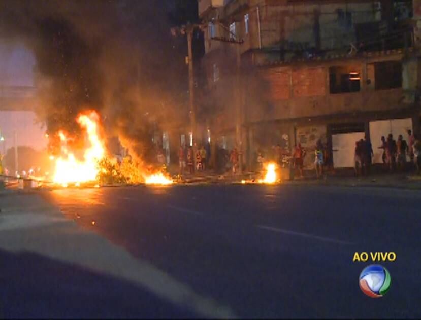 Moradores bloquearam via em protesto à falta de luz