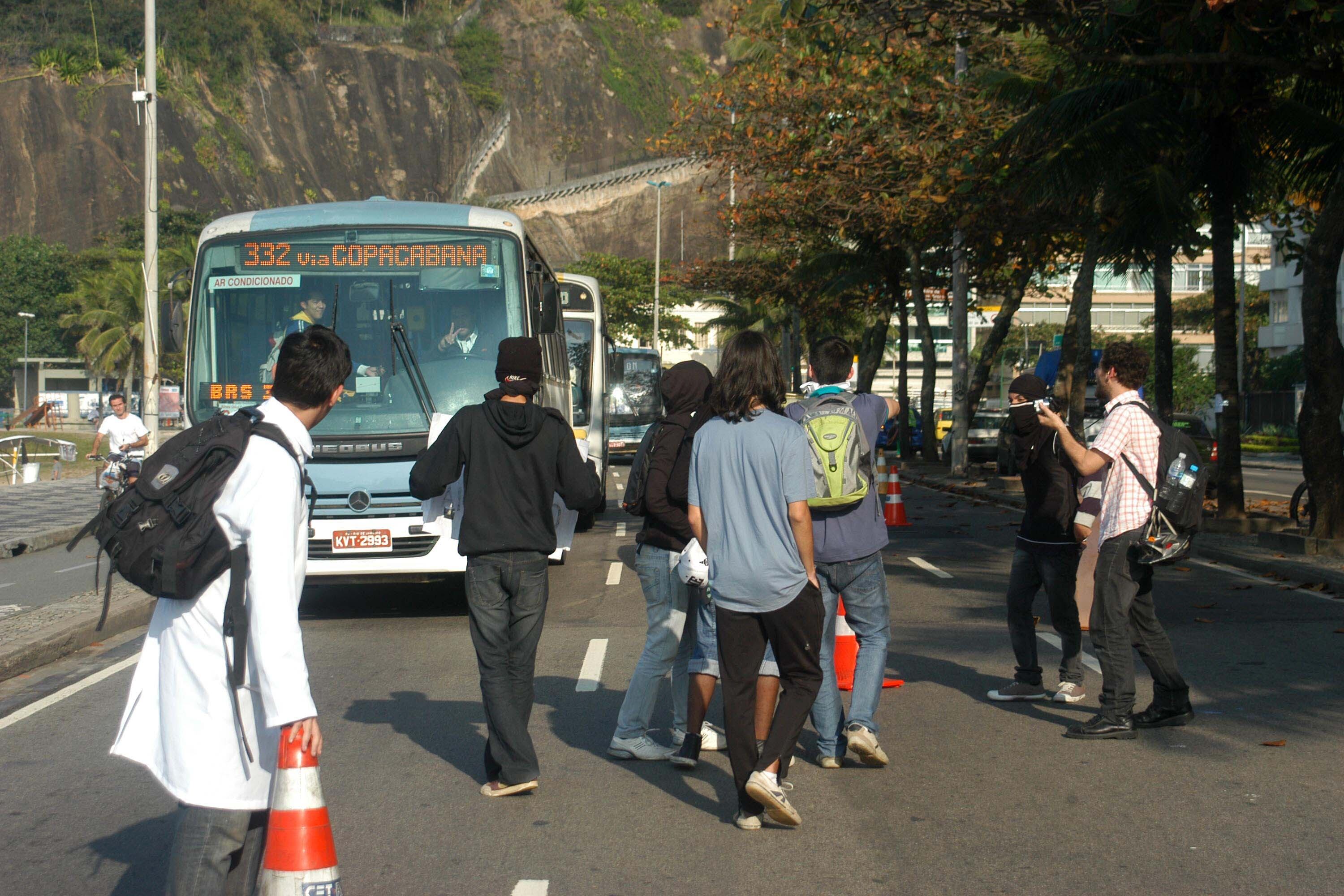 O grupo que permanece no local interditou por alguns minutos a avenida Delfim Moreira, causando irritação de alguns motoristas que trafegavam na região