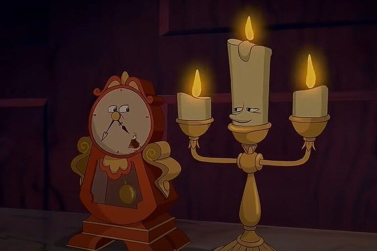 Cena número 6: lá, Maurice é recebido por seus habitantes, objetos todos com vida, inclusive Lumiere e Orloge.