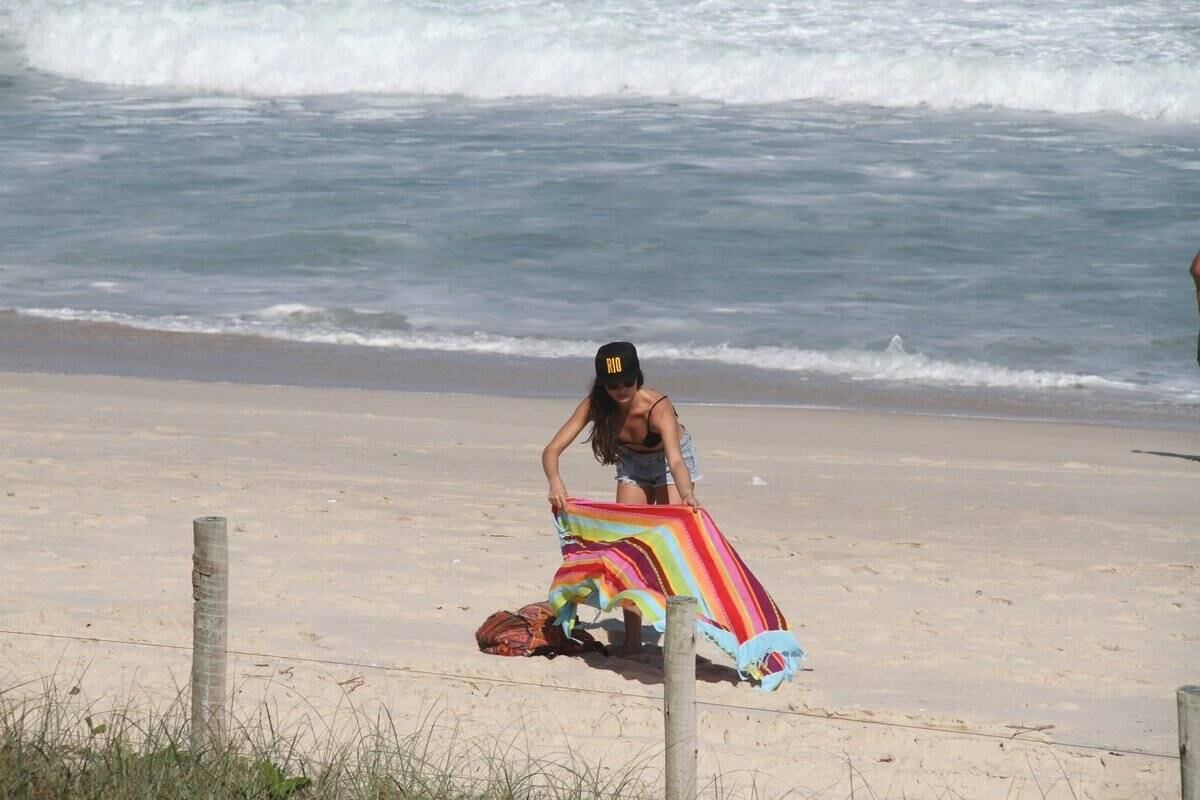 Aí começou todo o processo. Estendeu a canga na areia