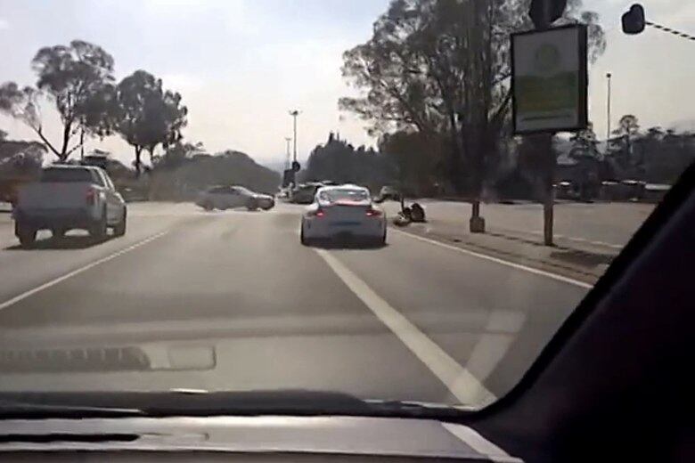 Porém, os ânimos do modelo são contidos pelo farol logo à frente. Enquanto isso, o câmera emparelha seu carro com o outro novamente