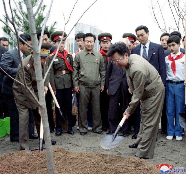 De acordo com o governo, as florestas verdes nas montanhas da Coreia do Norte estão associadas aos "feitos imortais dos grandes homens inigualáveis que trabalharam de coração e alma pelo país e pelo povo com amor ardente e devoção patriótica". Na foto, o pai do atual ditador, Kim Jong-il