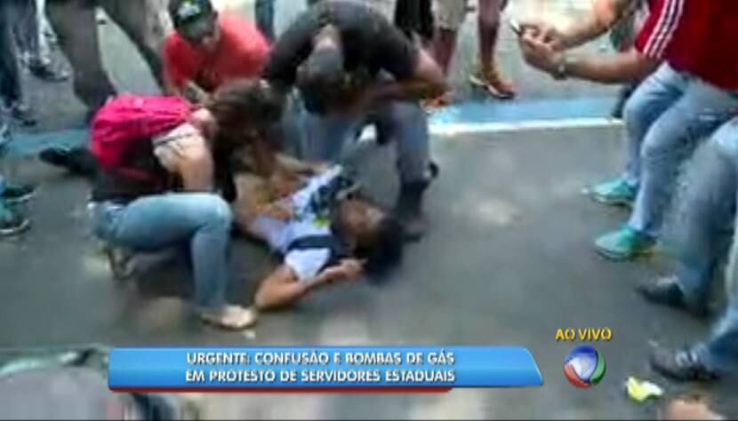 Um dos manifestantes passou mal e foi socorrido por colegas durante o protesto